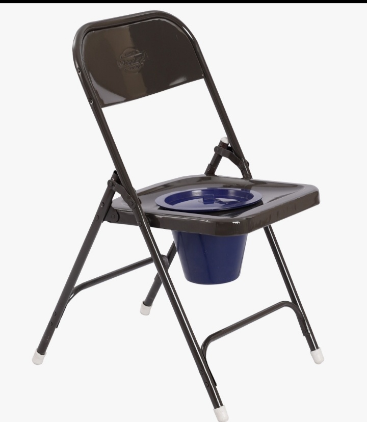 Commode chair with pan